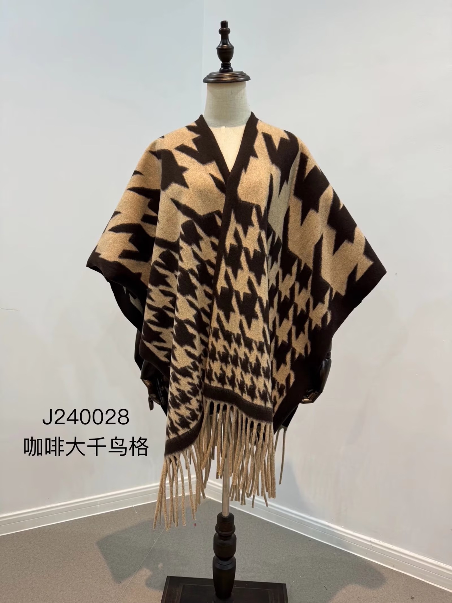 Tinta pintura chal decoración turística con una capa retrógrada larga con una capa de bordas con una camiseta con un chal