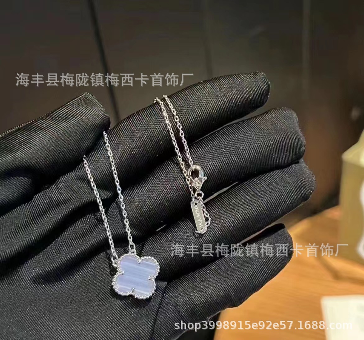 Alta edición V collar de trébol de la suerte de oro sola flor colgante de cadena de clavícula de doble cara gruesa de oro real galvanoplastia ventas directas de la fábrica