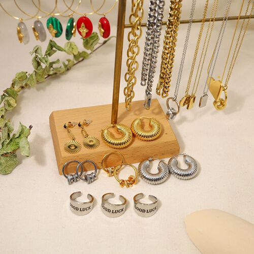Experience the vacuum electroplating of European and American titanium steel jewelry, which does not fade or cause allergies. Wholesale from manufacturers of hand ornaments, earrings and necklaces 