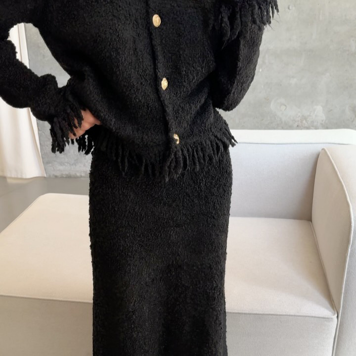 Completo cardigan in maglia a vita alta con frange e minigonna: morbida eleganza con un tocco parigino_voghion.com