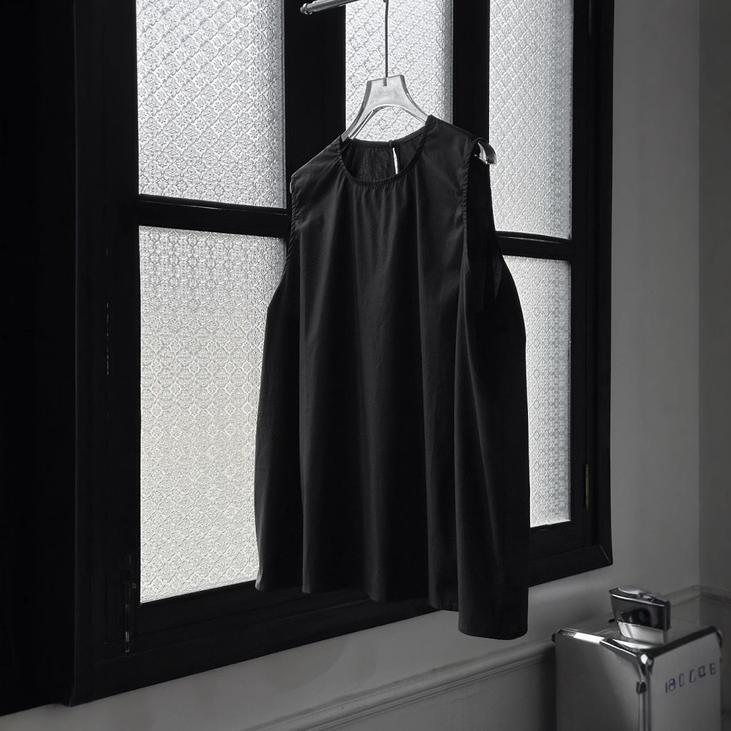 高品質の25夏の新型ベストの女性の純色の袖なしの上着はゆったりしていて痩せています。