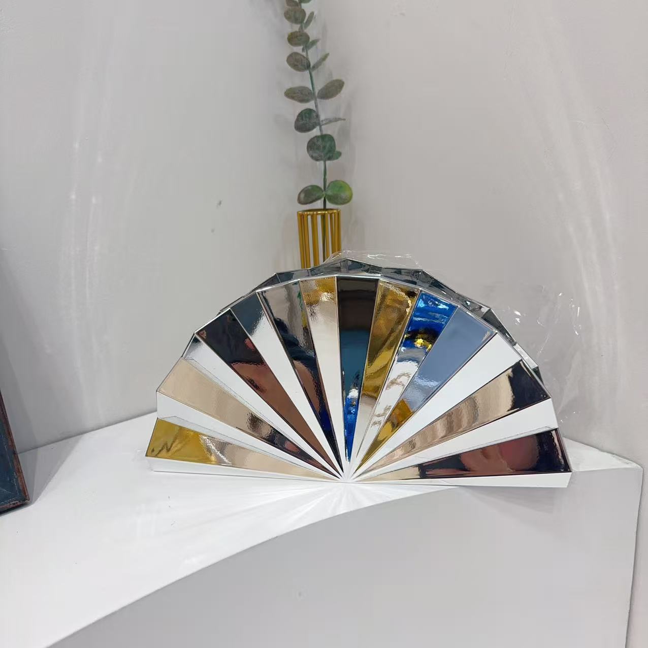 Bolsa de cena de lujo ligera de dama transfronteriza moda cadena de perlas ventilador de paleta de mano en forma de ventilador acrílico bolsa de cena