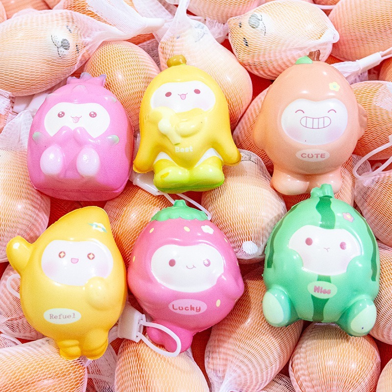 吉伊卡わぁchiiawaは子供のおもちゃをつまんでゆっくりと弾きます。|undefined