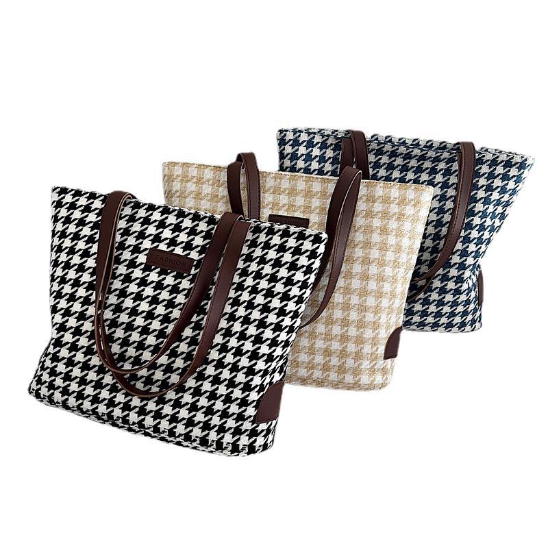 Fashionable demi-season capacious one-shoulder bag