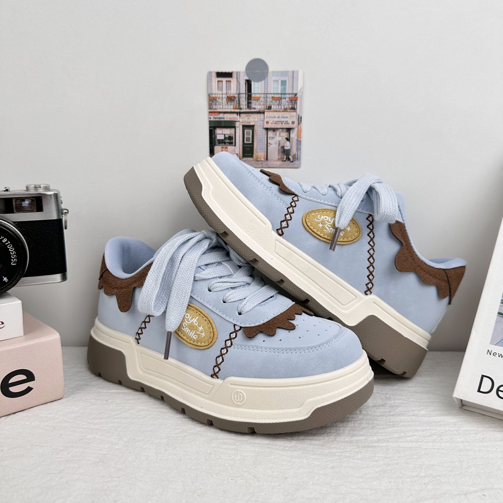 Zapatos de suela gruesa de larga onda para mujeres 2025 verano nuevo dulce estilo de estilo de escuela zapatos de skate casuales pequeños zapatos blancos