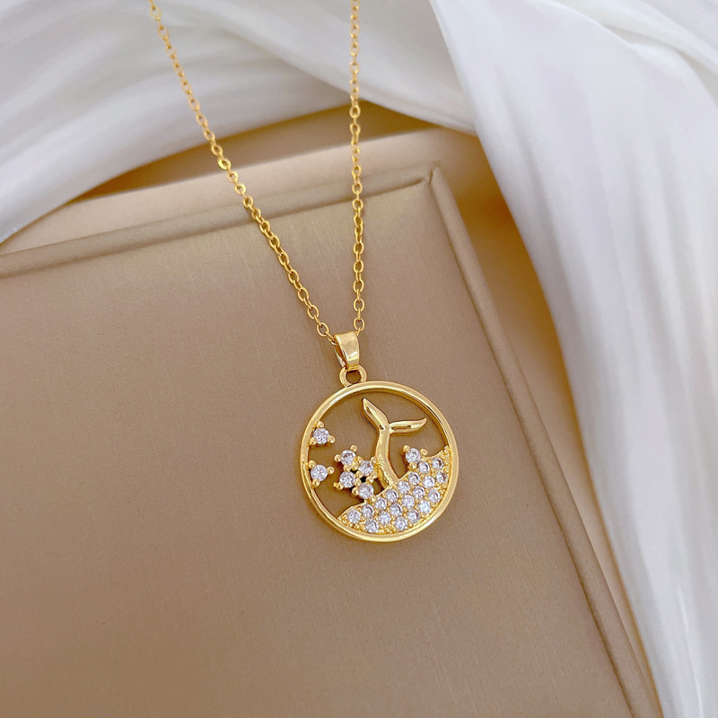 Cola de pez salpicada de agua lujosa ligera temperamento magnífico collar de diamante completo de la mujer cadena de clavícula de acero de titanio
