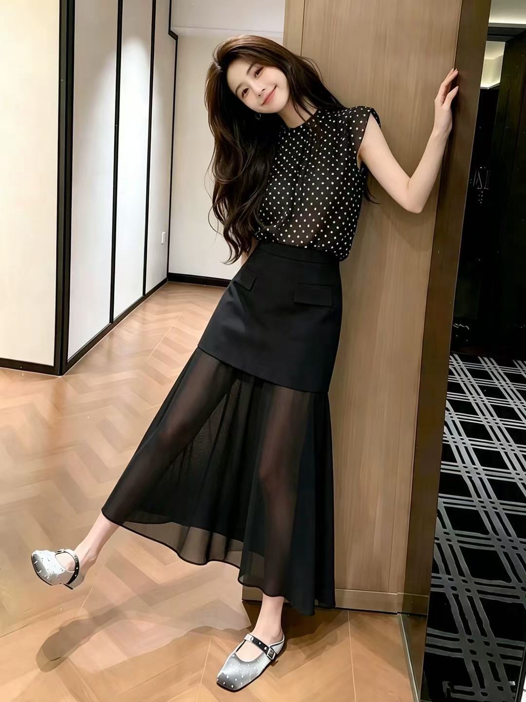 Bộ áo váy hai mảnh nữ không tay họa tiết chấm bi, eo cao, váy dài ôm dáng — màu đen
