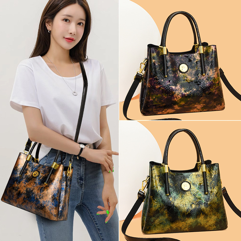Bolsa pequeña para mujeres 2024 nueva moda de cuero suave de color sólido bolso de madres de mediana edad temperamento simple bolso casual versátil