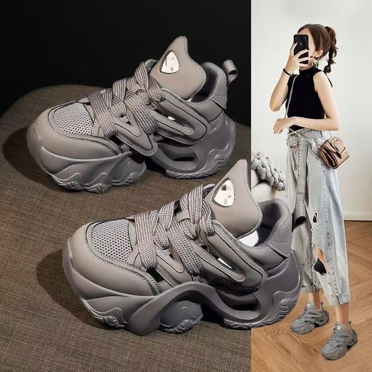Pequeñas sandalias deportivas de suela gruesa para mujeres, zapatos huecos de verano 2026 nuevos zapatos de muffin cómodos