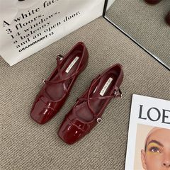女性の優しさに合わせて、小さな銀靴バレエ靴を履いて、夜風靴を交差させます。