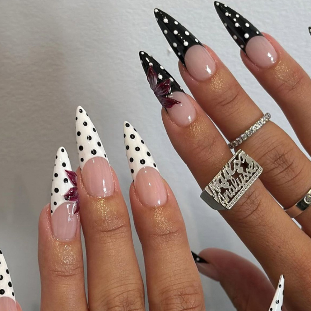 Polvo desnudo blanco y negro ondulado punto de manicure francés 3D flor roja tridimensional desgaste de uñas transfronterizas 24 piezas de parche de uñas