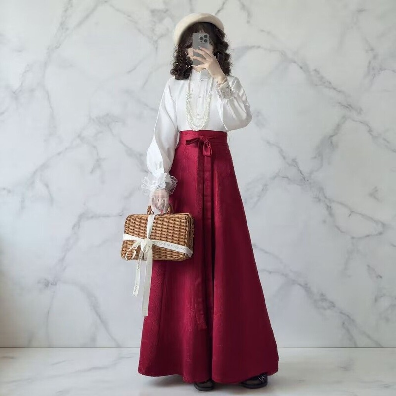 Hanfu women's set with Chinese elements, featuring a mandarin collar, a two-piece outfit in a traditional Chinese style, suitable for everyday wear and commuting, with a long, flowing skirt that reaches the waist Hanfu women's set with Chinese elements, featuring a mandarin collar, a two-piece outfit in a traditional Chinese style, suitable for everyday wear and commuting, with a long, flowing skirt that reaches the waist