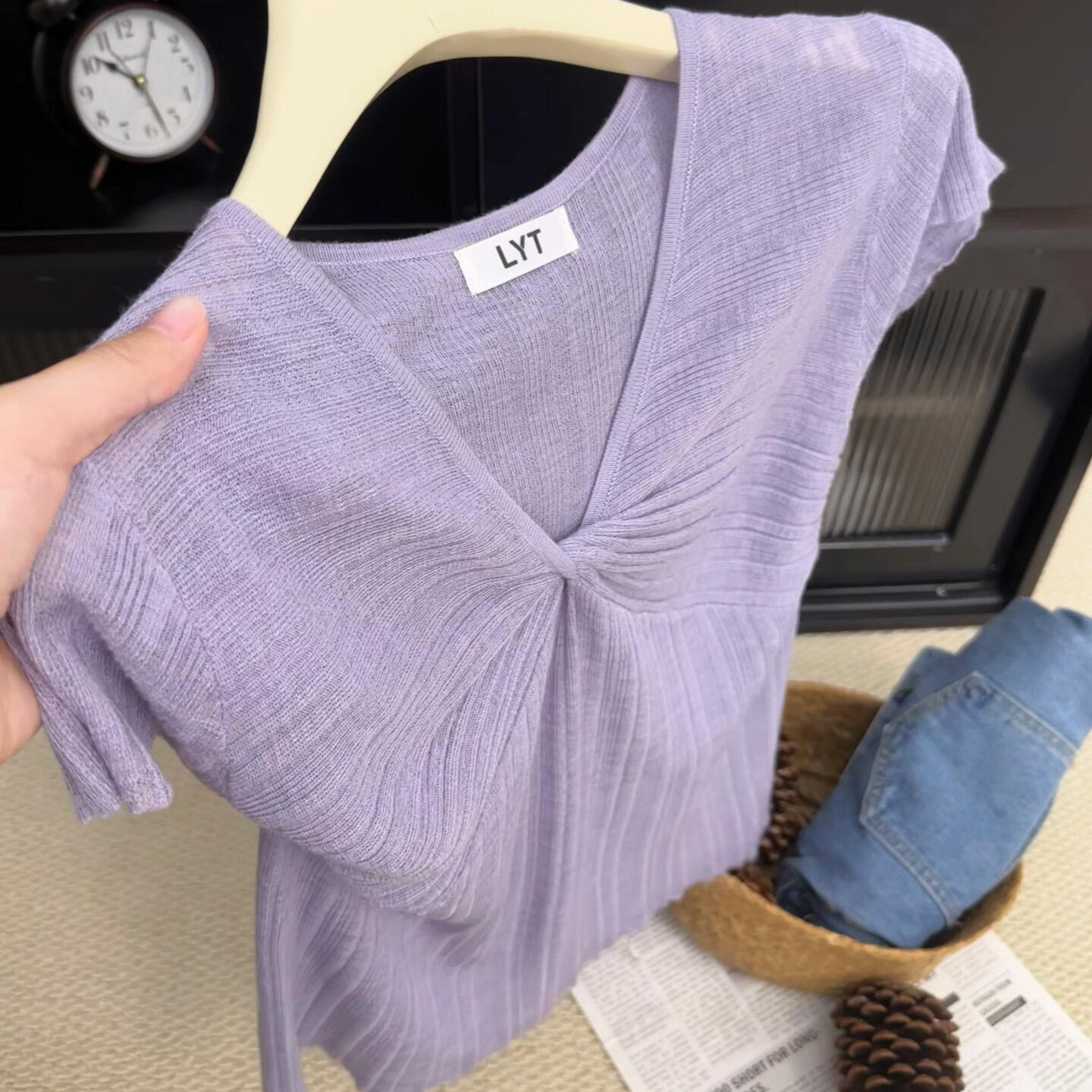 Áo thun nữ cổ V tay ngắn thiết kế ôm nhẹ phong cách Mỹ — màu tím