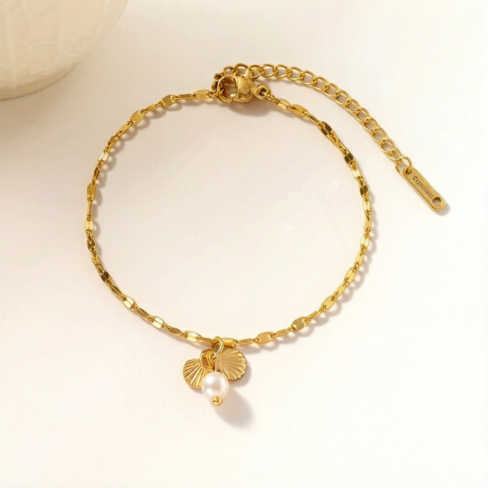 Nuevo estilo transfronterizo de moda europea y estadounidense diseño simple de alto nivel de perlas de conchas de viento marino 18k de oro de titanio de acero para mujeres