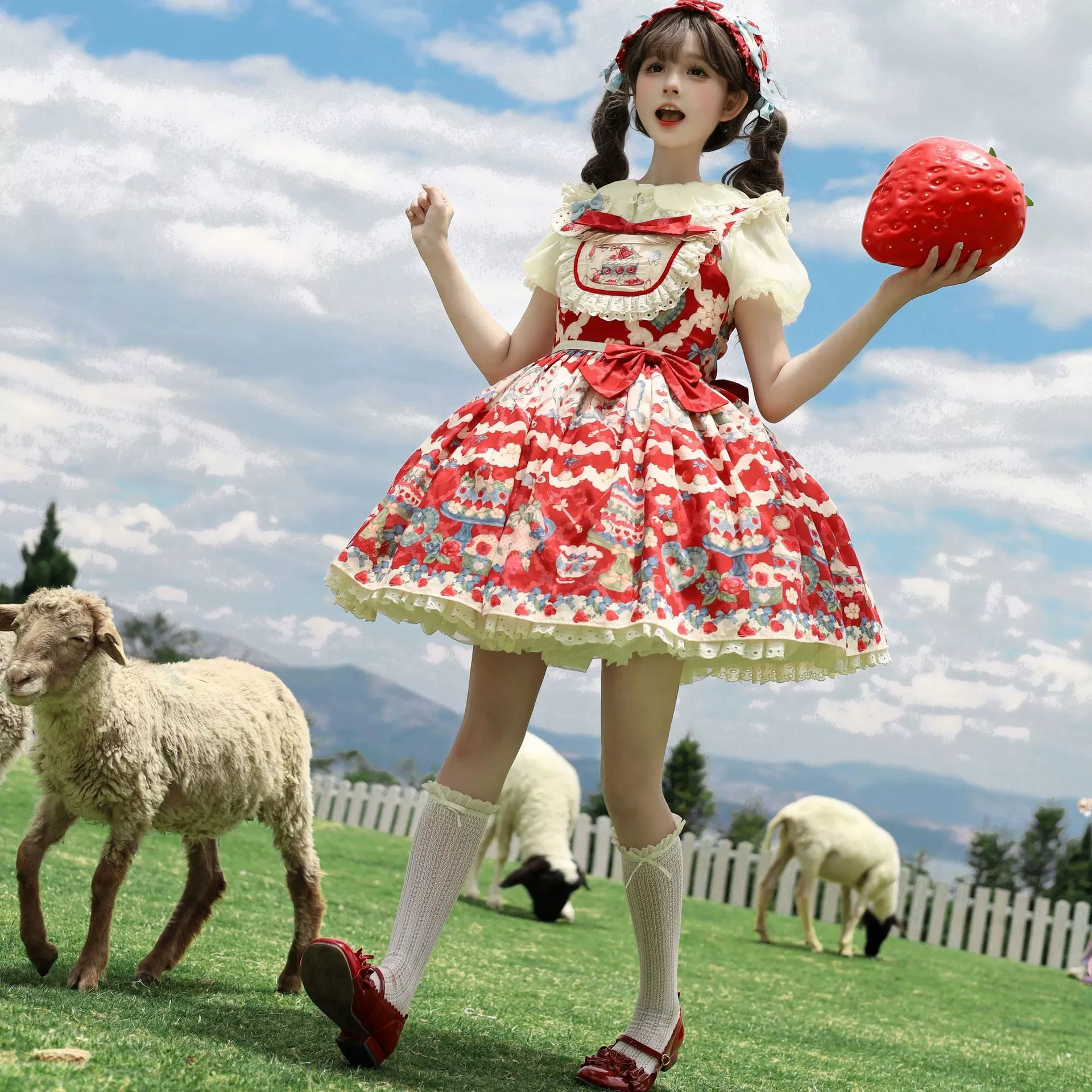 Летнее платье принцессы в стиле Лолиты с клубничным принтом Tata Lolita Rose Whisper