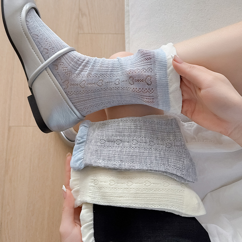 Wearing This Really Makes Me Look Korean and Stylish~ Spring and Summer Korean Basic Style Ins Girl Lace + Heart Hollow Tube Socks