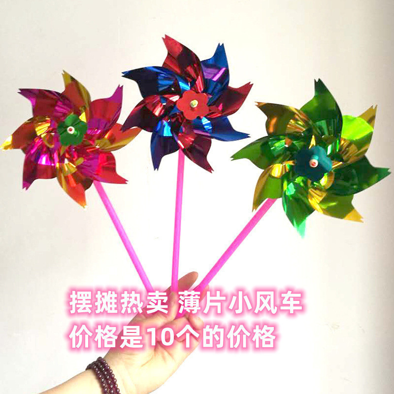 Yiwu pequeño mercado de productos básicos juguetes para niños al por mayor regalos del mercado nocturno bajo 1 yuan puesto nuevos pequeños regalos luminosos.