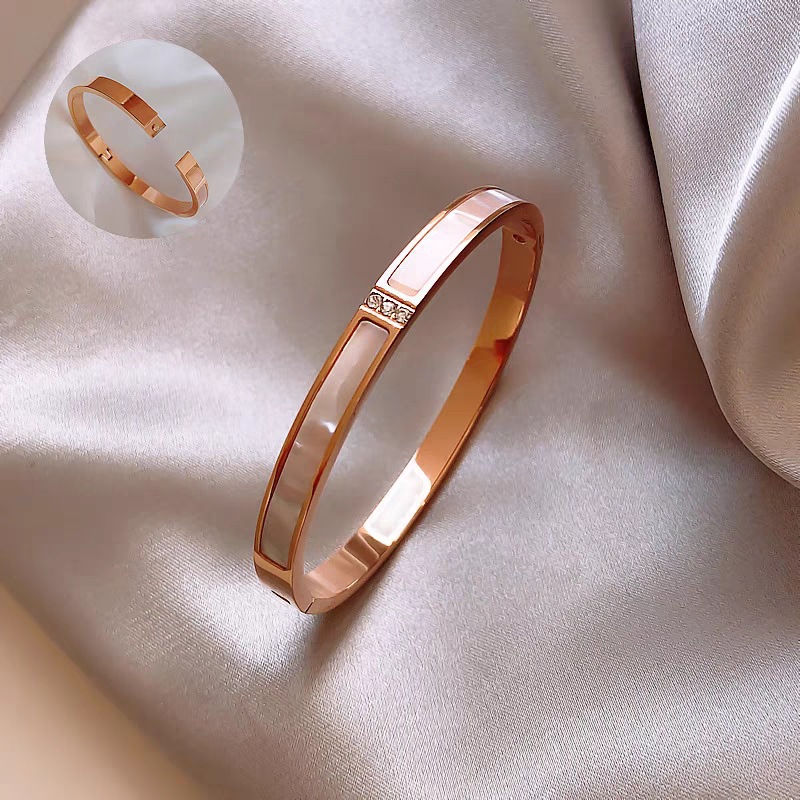 Nueva pulsera Yunyao de tres diamantes con nácar blanco en oro rosa y acero titanio, estilo de moda simple y versátil, accesorios europeos y americanos.