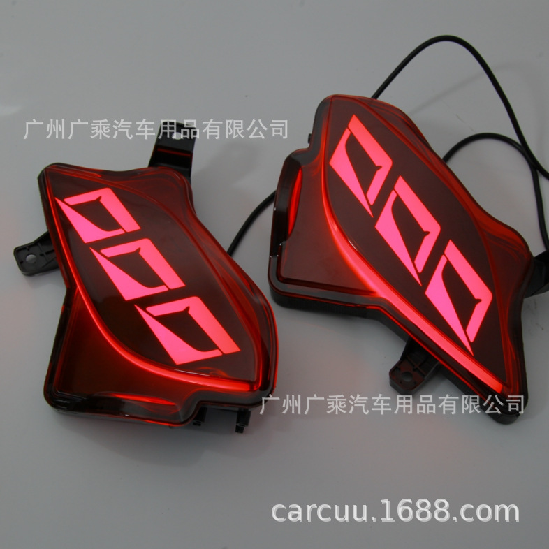 Adecuado para 20-23 Toyota Highlander parachoques trasero luz LED luz de freno luz de advertencia luz de giro 3 Función negro y rojo Shell