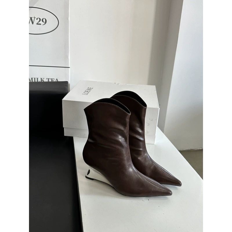 2024 Осень и зима новые заостренные наконечные топы с короткими каблуками на среднем каблуке с толстым каблуком модные женские сапоги