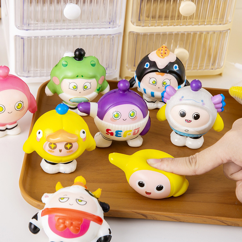卵の子のパーティーは子供をつまんでゆっくりとスプリングバックします。|undefined
