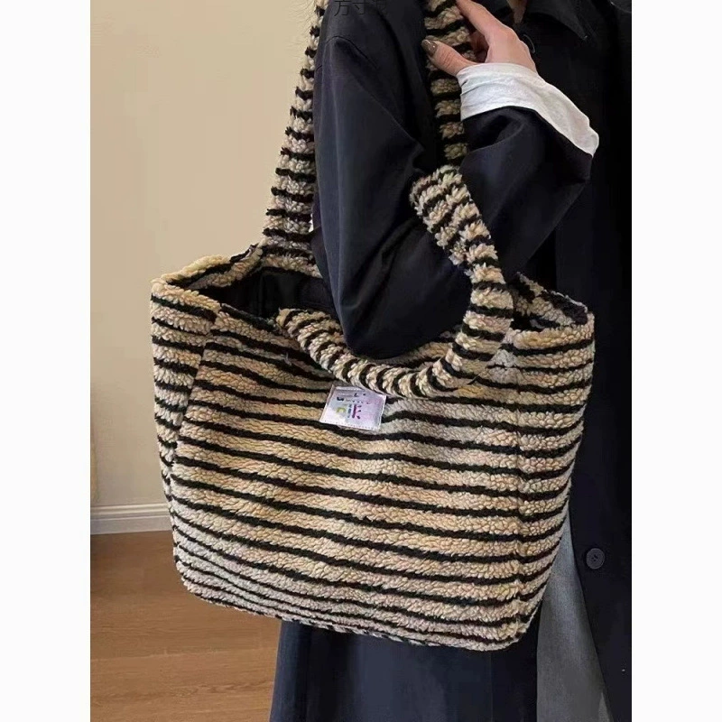 Корейская модная полосатая плюшевая сумка на одно плечо осень-зима новая сумка ягненка большой емкости Tott оптовая продажа