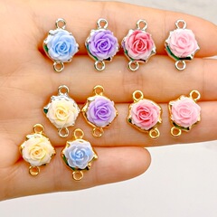 ダブル吊り合金はバラの花のペンダントをはめ込んでいます。