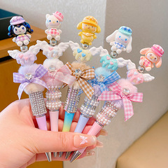 サンリオの子供のぬいぐるみは中性ペンを回してかわいい女の子のアニメは芯の黒い筆具のボールペンを回転します。