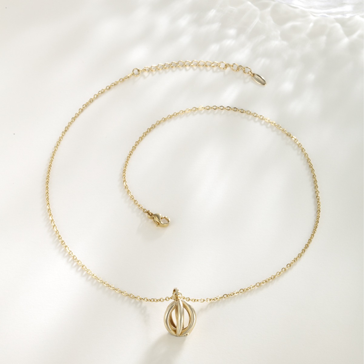 Xuping aleación de cobre chapado en oro brillante collar de colgante lingüístico femenino europeo y americano colgante de temperamento de oro simple al por mayor