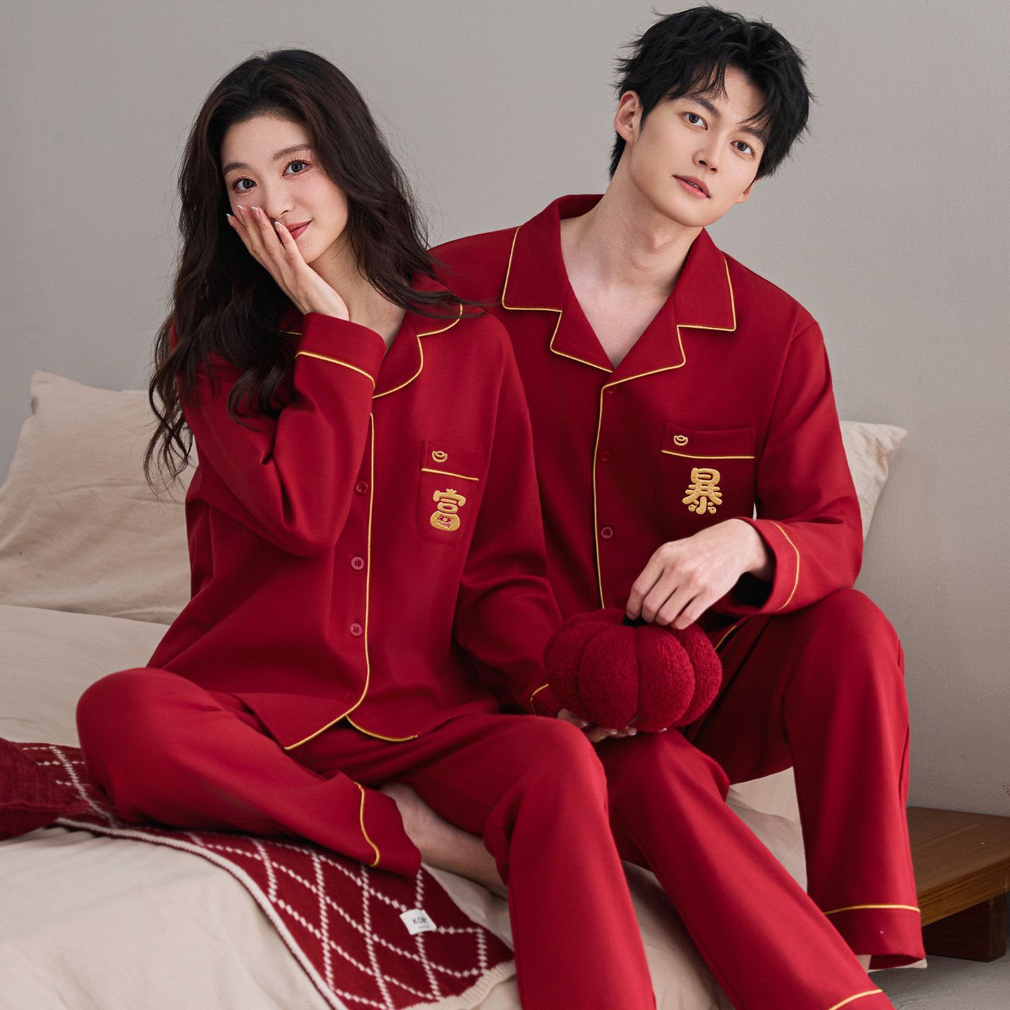 Pijamas al por mayor transfronterizos mujeres parejas rojas de algodón cardigan con solapa hombres y mujeres pantalones de mangas largas cardigan ropa para el hogar set