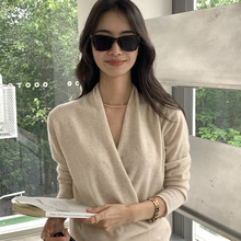 交叉V领山羊绒衫女时尚温柔毛衣套头宽松针织短款打底衫秋冬新款