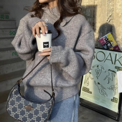 秋と冬の軽い大人スタイルの新しいグレーのニットセーター女性のための韓国の怠惰なスタイルのルーズニッチタートルネックプルオーバーセーター
