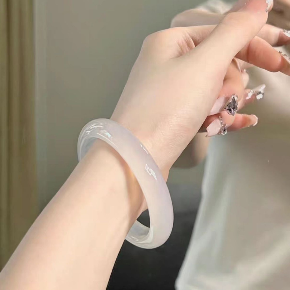 도매 하이 아이스 화이트 문라이트 칼세도니 라운드 팔찌 브랜드 동일 스타일 아게이트 리치 냉동 옥 팔찌 라이브 공급