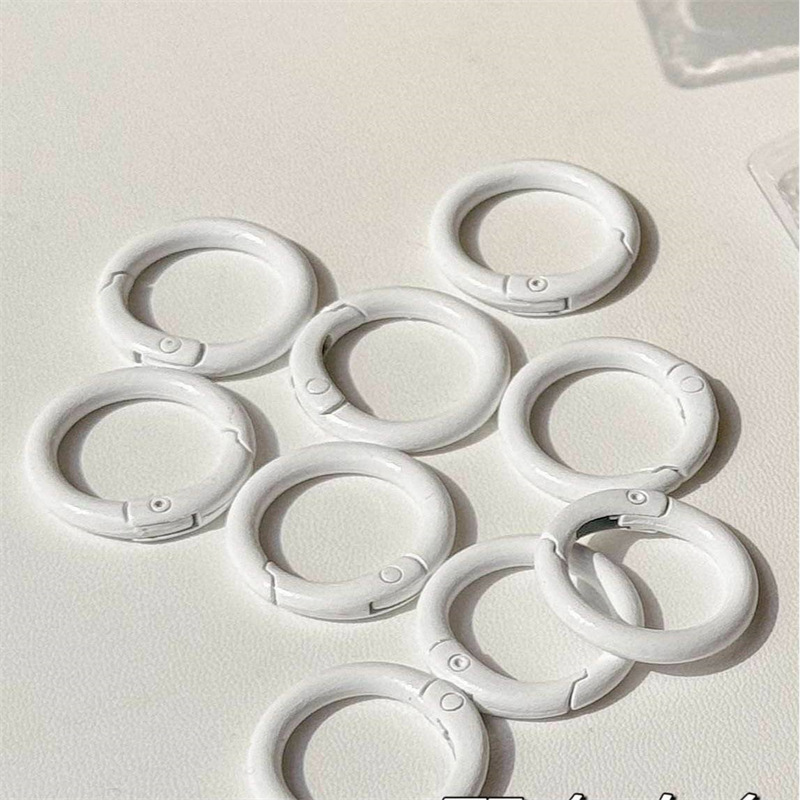白色圆环扣