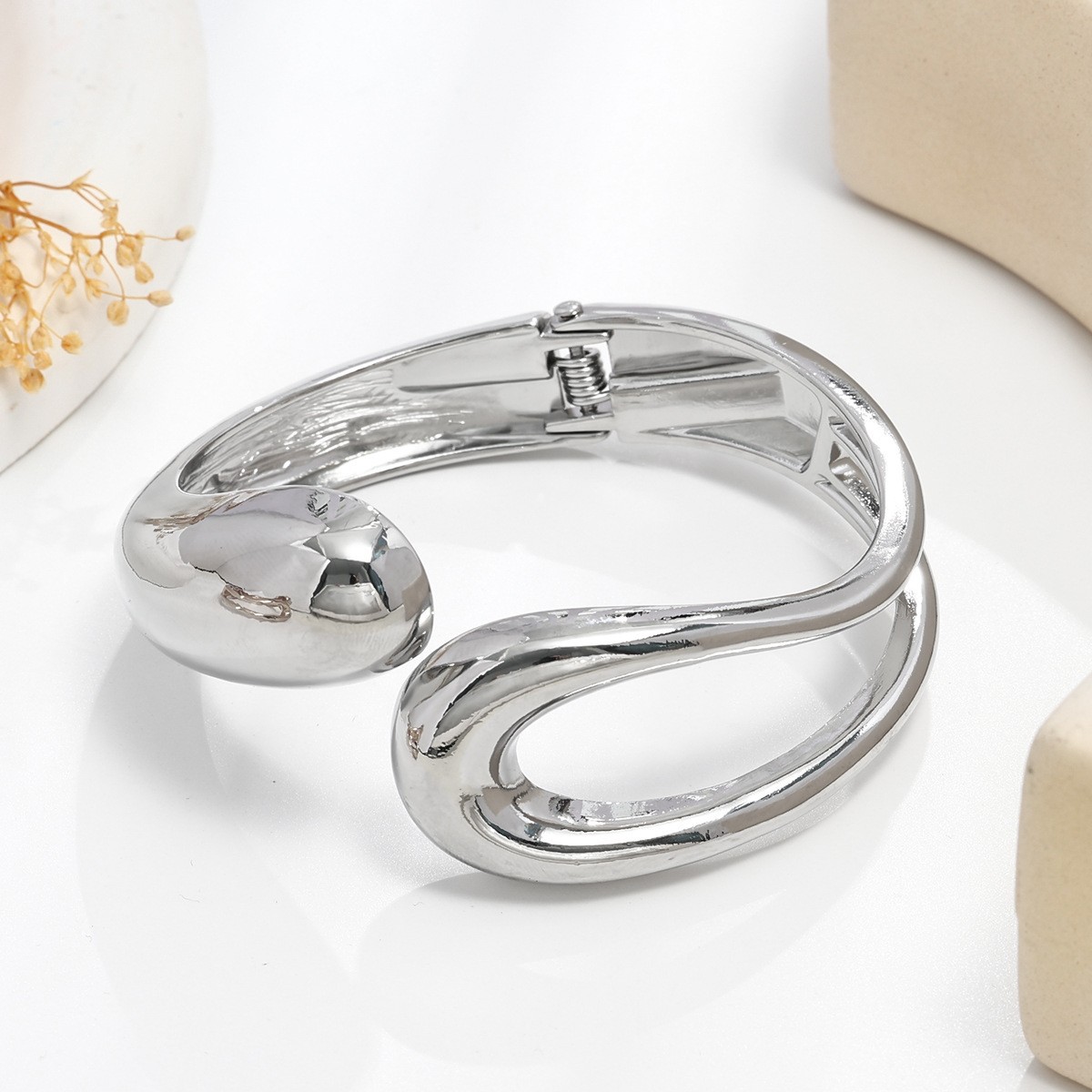 Joyería popular transfronteriza europea y americana, simple y moderna, pulsera de metal hueca de borde ancho, única y llamativa.