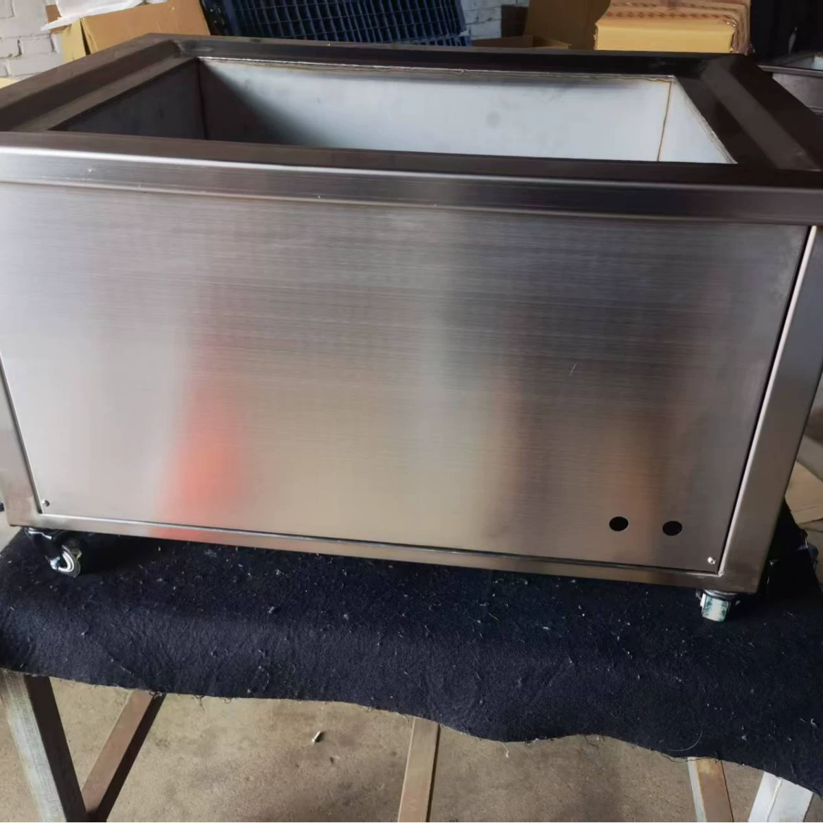 Профессиональные производители шасси, корпусов и листового металла могут обрабатывать и изготавливать на заказ полностью автоматические очистительные машины.