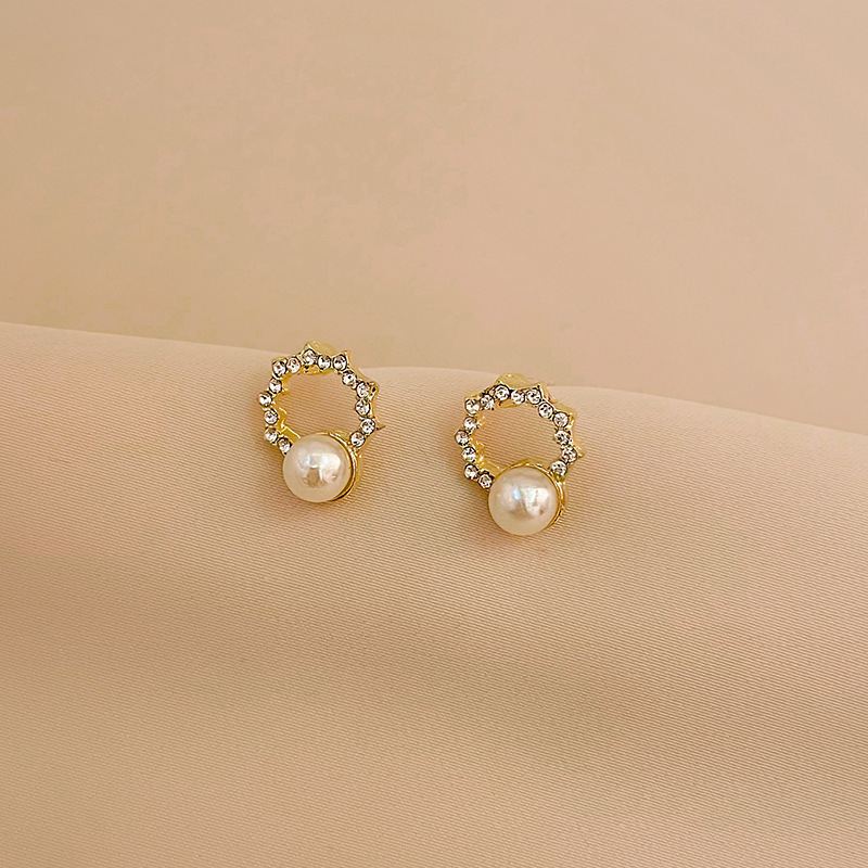 Luz de lujo de alto nivel nicho de diseño femenino sensación de aretes de bordilla temperamento perla asimetría joyería perla al por mayor