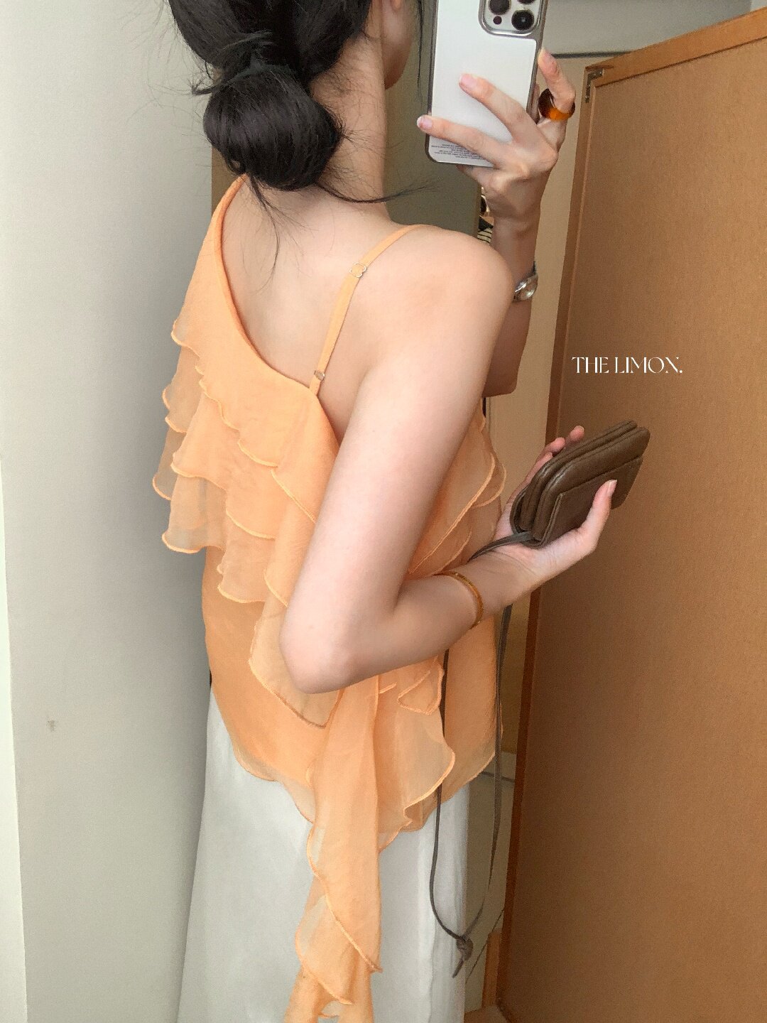 Áo sơ mi nữ một vai xếp tầng phối ren, tay ngắn, phong cách Hàn Quốc — màu đen, Màu cà phê, màu cam, màu mơ chi tiết 19