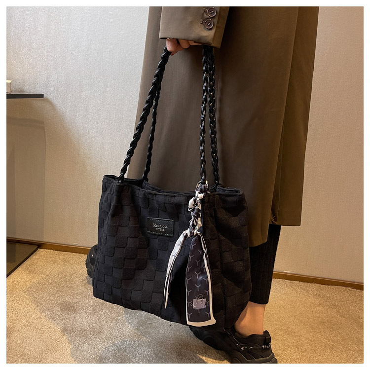 Large-capacity commuter tote bag 2023 new summer fashion large bag, women's checkered high-end and stylish single-shoulder bag undefined