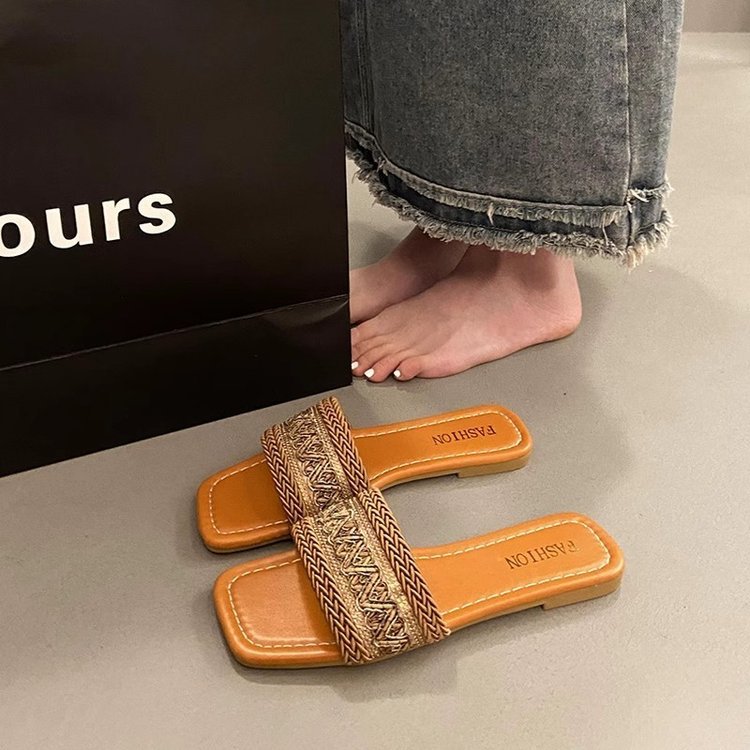 Pequeñas zapatillas frescas de viento fragrantes para mujeres 2025, verano nuevo pie de fondo suave frente al mar zapatos de playa de vacaciones