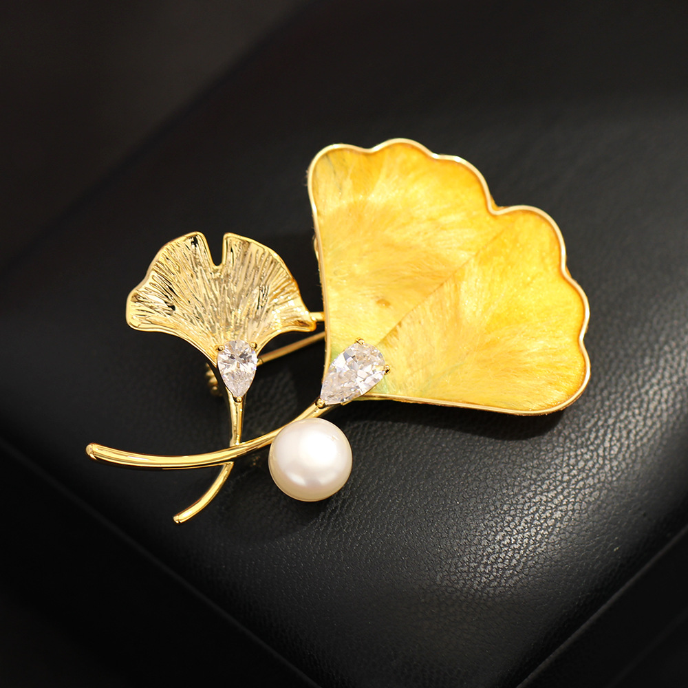 High-End Niche Classic Yellow Ginkgo Leaf Intangible Cultural Heritage Velvet Flower Craft Leaf Pin Gold-Plated Stone Men's and Women's Brooch