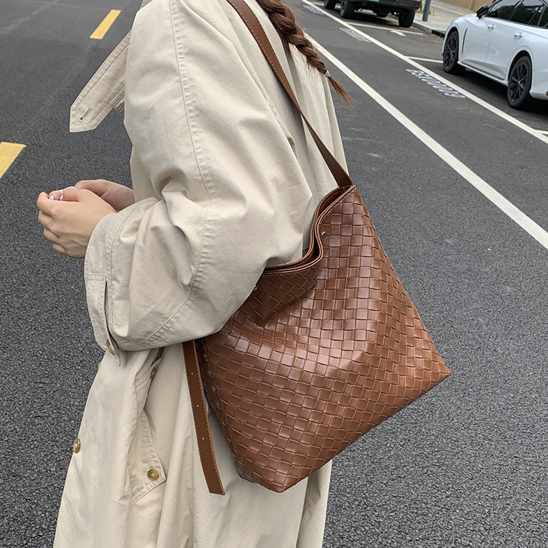 大容量斜挎编织纹水桶包女士2025早秋新款高级感通勤腋下包托特包|undefined