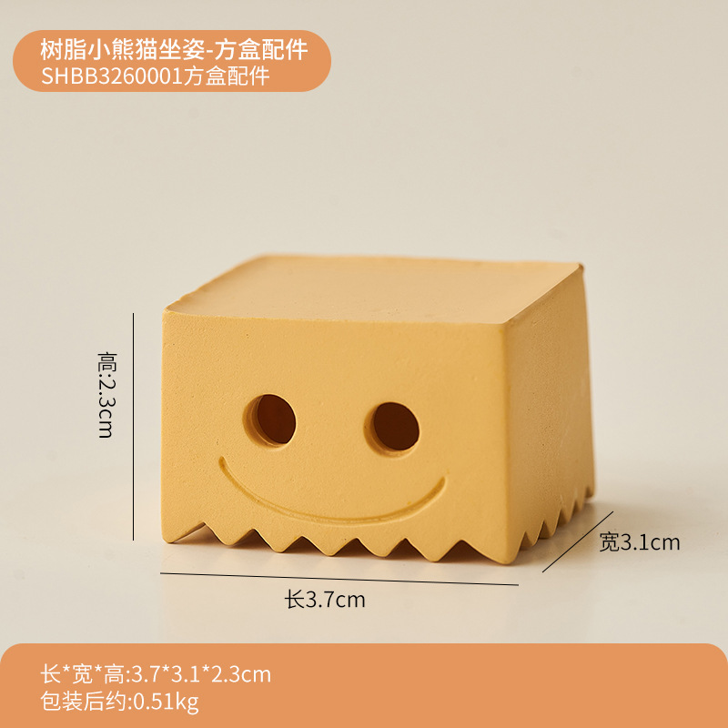 パンダのパソコンは腹ばいになってオフィスのデスクトップの装飾品を飾っています。|undefined