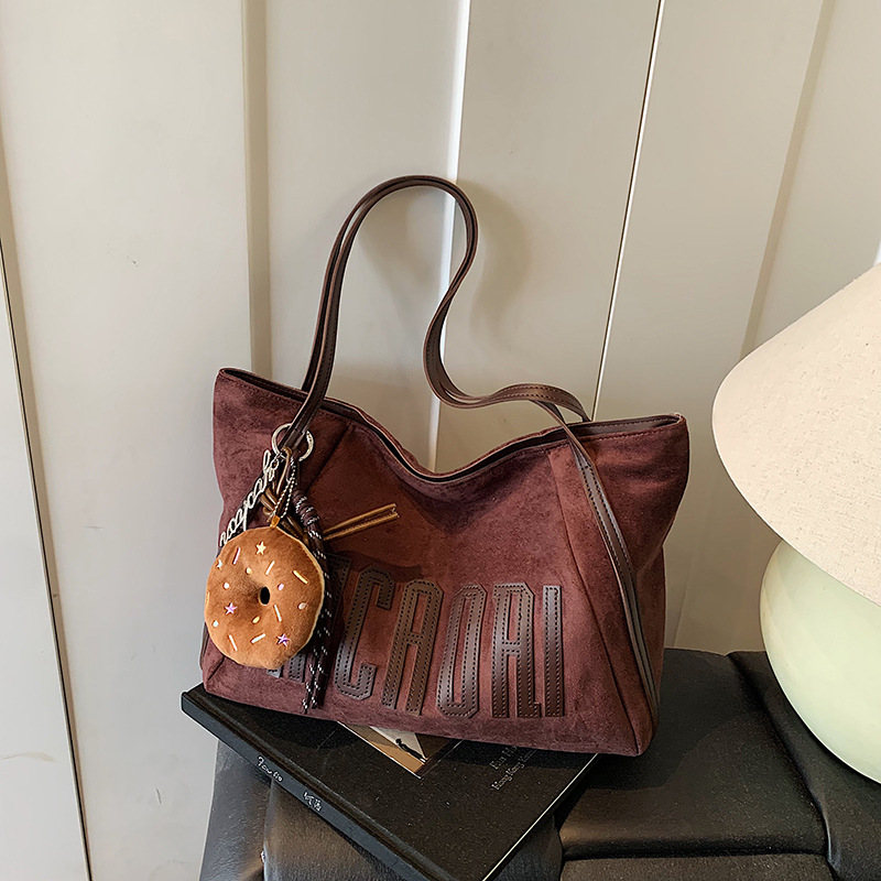 Casual de gran capacidad retro bolsas de seda de peluche mujeres 2025 nuevo estilo de transporte universal bolsas de hombro bolsas de estudiantes universitarios