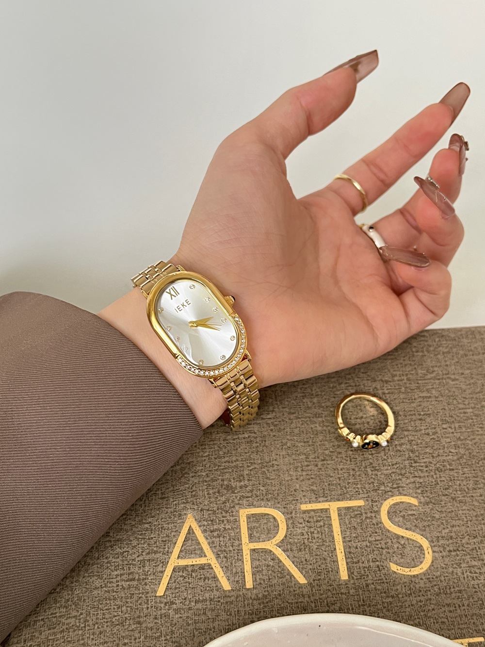 Casual, Elegant, Luxurious Style Casual Elegant Luxurious Oval Butterfly Double Snap Quartz Watch