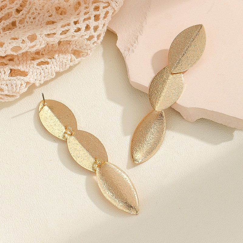 Pendientes de borla geométrica larga transfronteriza Pendientes de lujo ligero de temperamento salvaje dorado Pendientes de temperamento simple para mujer