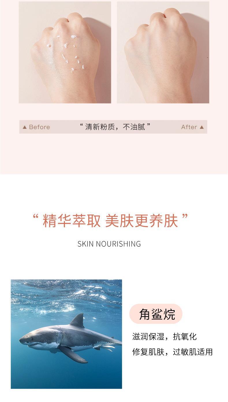 NOVO Satin Luxury Setting Powder Compact controls oil, sets makeup and brightens skin tone. Compact and portable touch-up Powder compact undefined