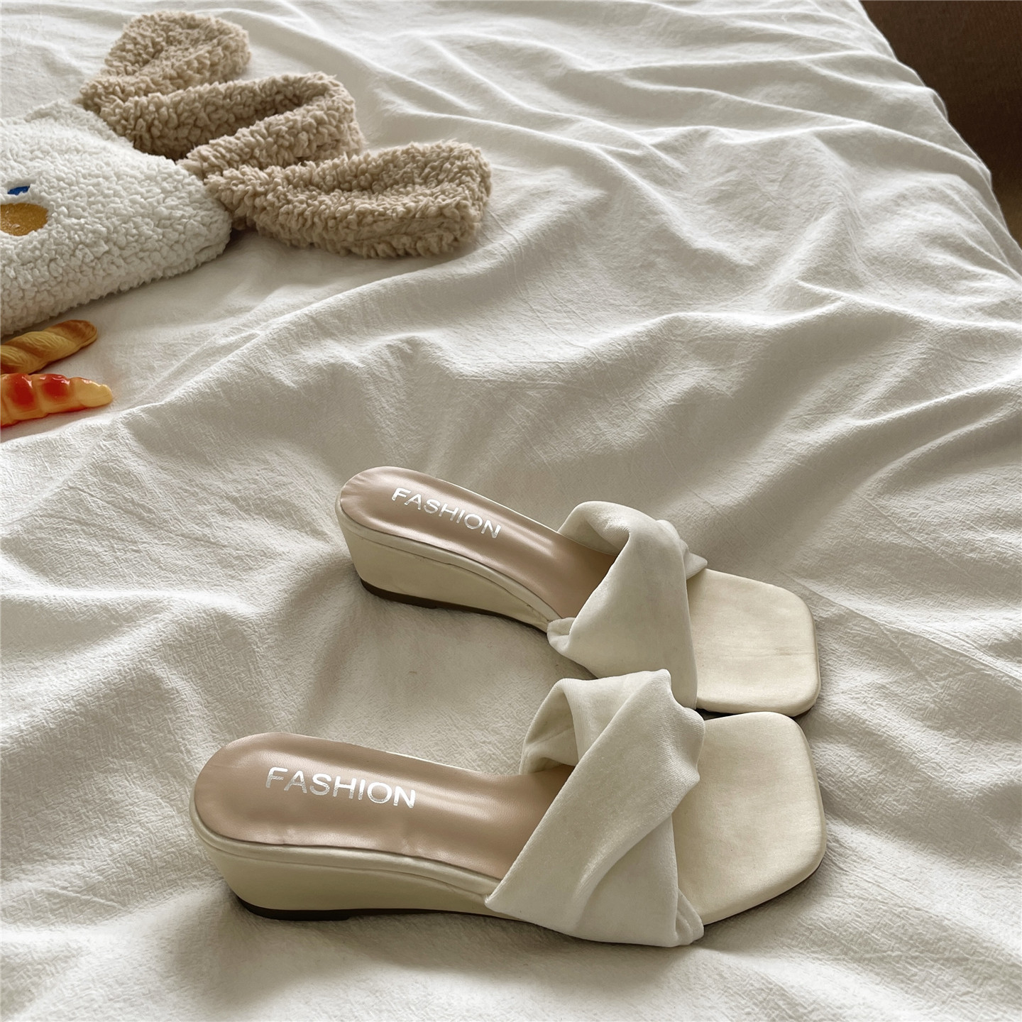 Zapatillas de tacón de pendiente francesa de color sólido simple de tacón alto 2026 verano nuevo estilo de dama zapatos de cabeza cuadrada