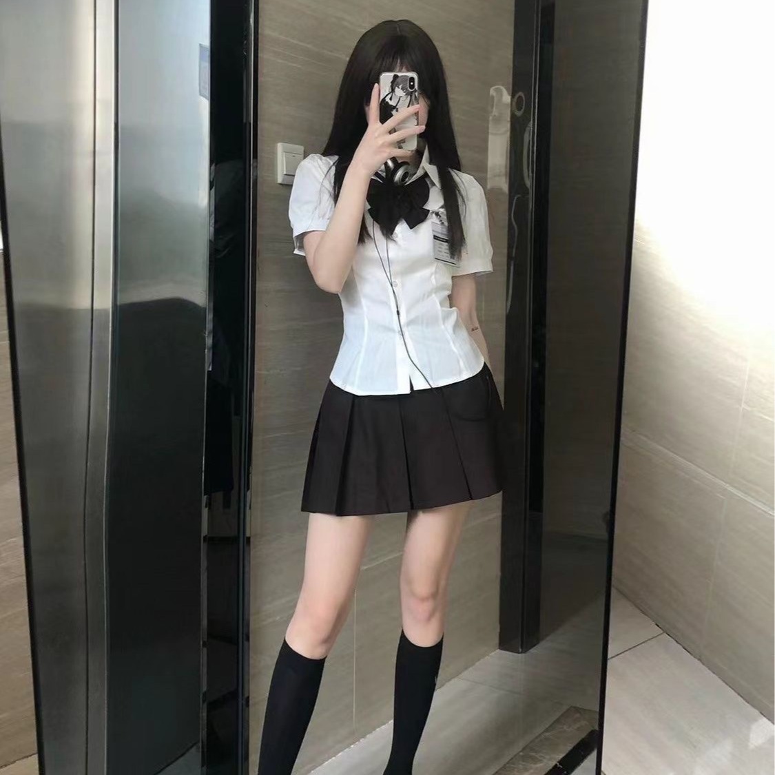 Preppy style, youthful look, bow-tie fitted short-sleeved shirt for women, paired with a black pleated skirt, new summer student set.