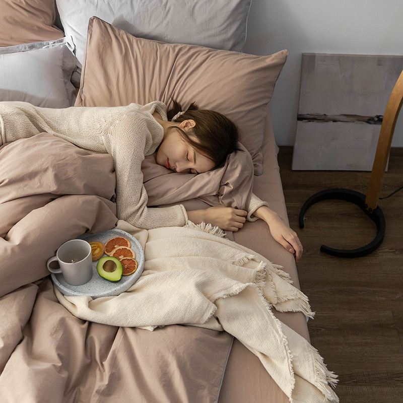 Color sólido y simple estilo nórdico algodón cuatro piezas de sábanas de algodón cubiertas cama de dormitorio de estudiantes de tres piezas de ropa de cama
